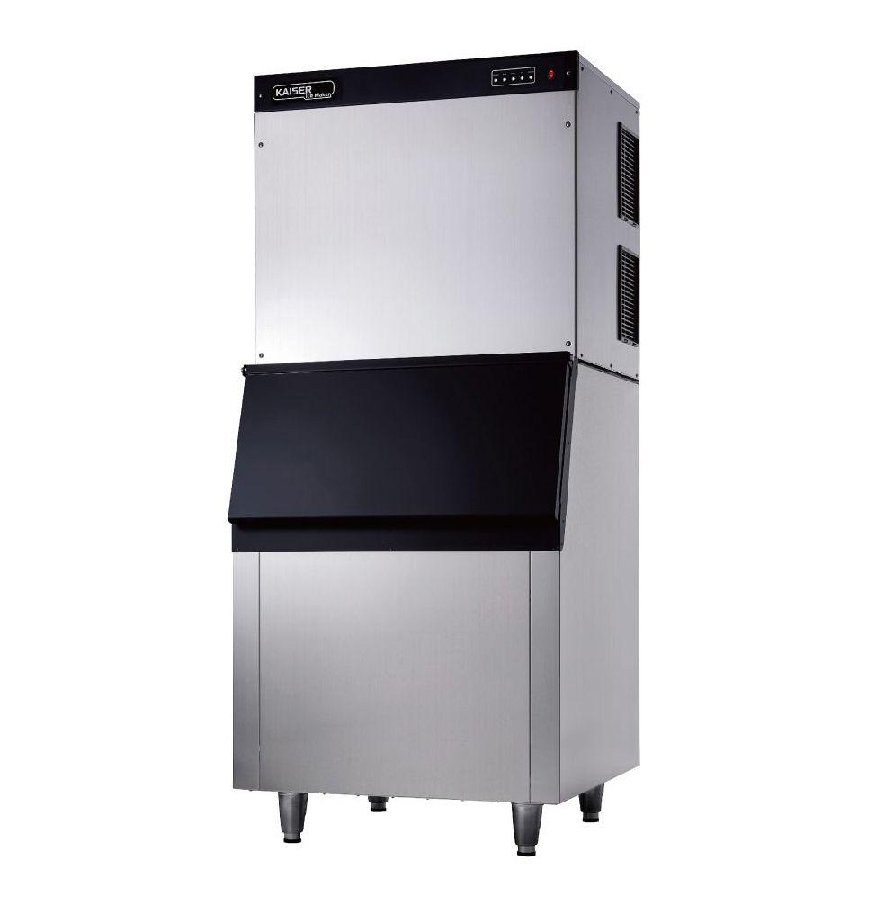 Một kỹ thuật viên đang tiến hành bảo dưỡng định kỳ máy làm đá viên 120kg trong môi trường bếp công nghiệp sạch sẽ, nhấn mạnh việc bảo trì để kéo dài tuổi thọ máy làm đá viên.