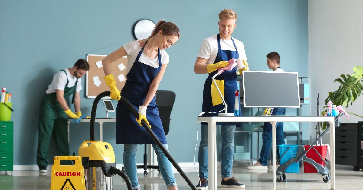 Một kỹ thuật viên có kinh nghiệm đang thực hiện bảo trì định kỳ trên một máy làm đá công nghiệp, kiểm tra các bộ phận và làm sạch hệ thống, minh họa tầm quan trọng của việc duy trì máy làm đá Thanh Hóa.