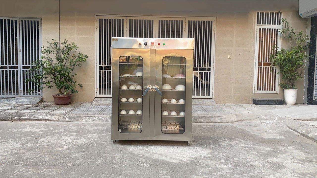 Bếp Á 1 họng công nghiệp đang hoạt động mạnh mẽ trong một căn bếp nhà hàng hiện đại