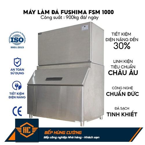 Một kỹ thuật viên đang kiểm tra bên trong máy làm đá viên 70kg, tập trung vào các bộ phận làm bằng thép không gỉ (inox), minh họa cho độ bền và tính vệ sinh của vật liệu. Ánh sáng chiếu rõ các bề mặt kim loại sáng bóng.