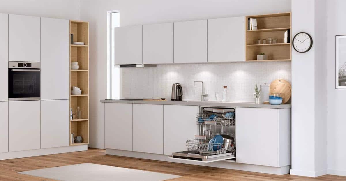 Người quản lý nhà hàng đang xem xét thông số công suất của máy làm nước đá Sài Gòn trên màn hình điều khiển kỹ thuật số, thể hiện sự lựa chọn thông minh.