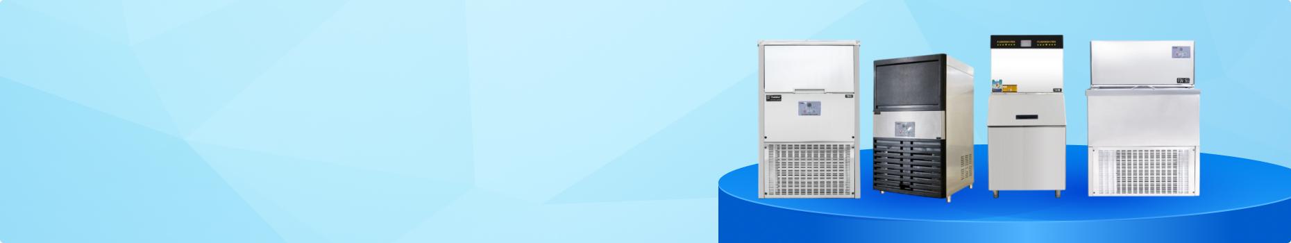 Một người chủ quán cà phê đang xem xét các tính năng thông minh trên bảng điều khiển của máy làm đá viên 80kg hiện đại, với màn hình hiển thị rõ ràng, phong cách công nghệ.