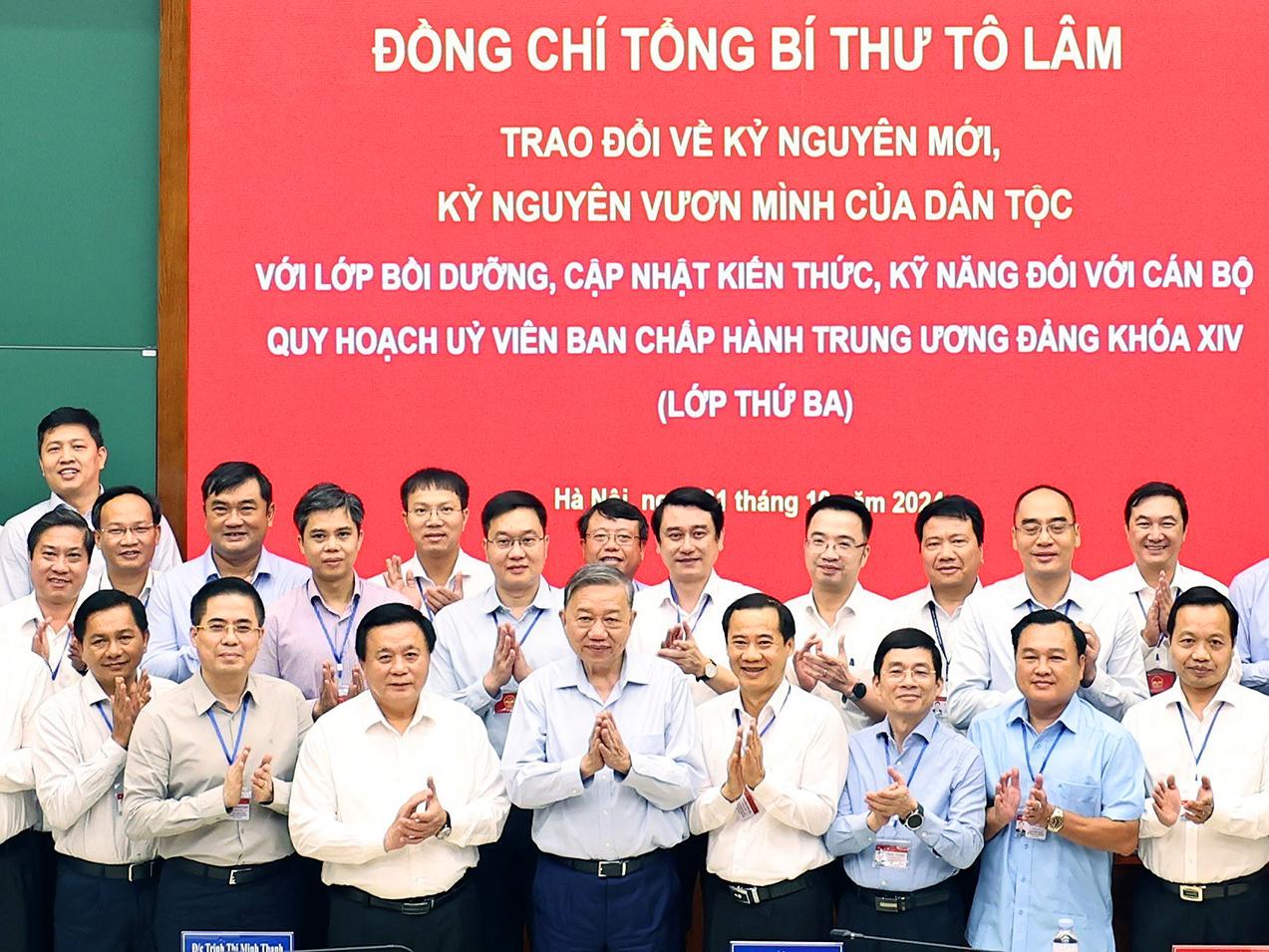 Một chủ doanh nghiệp đang trao đổi với kỹ thuật viên về thông số kỹ thuật và tính năng tiết kiệm năng lượng của một máy làm đá công nghiệp tại Hưng Yên.