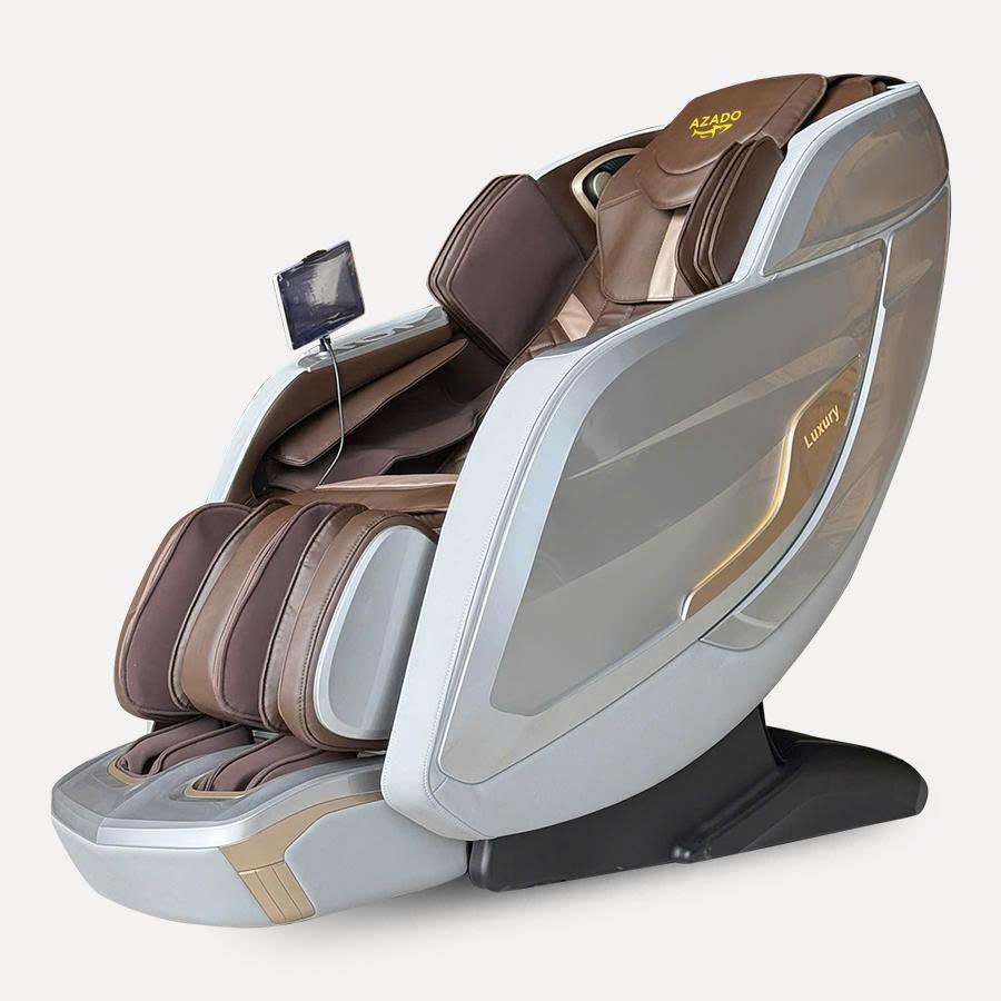 Người mua hàng đang tìm hiểu và so sánh các loại máy làm đá viên 120kg tại showroom, có nhân viên tư vấn nhiệt tình, nhấn mạnh việc chọn đúng máy làm đá viên.