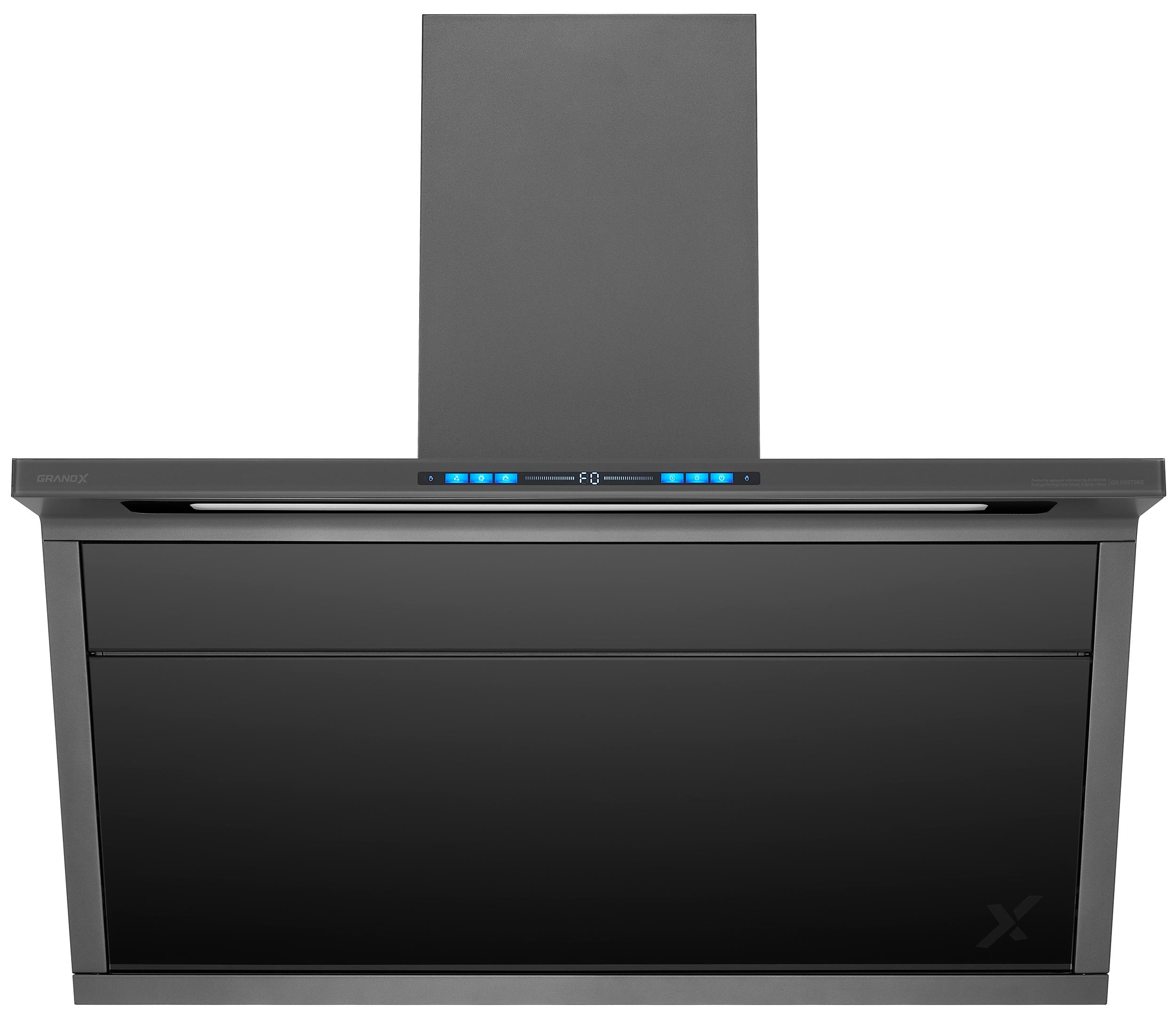 Một kỹ thuật viên đang kiểm tra bảng điều khiển cảm ứng của một thiết bị bếp inox công nghiệp hiện đại, thể hiện công nghệ tự động hóa và thông minh