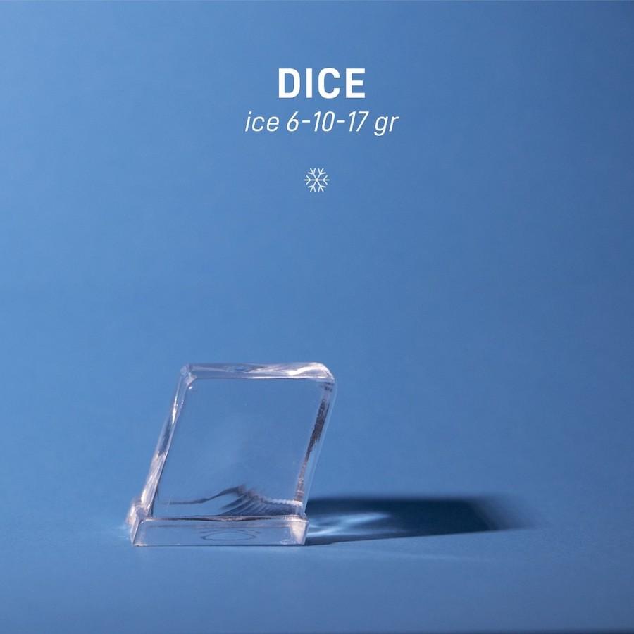 Bức ảnh tổng quan về các loại công suất máy làm đá khác nhau trong một không gian bếp công nghiệp hiện đại, bao gồm máy làm đá mini và công nghiệp, thể hiện sự đa dạng lựa chọn.