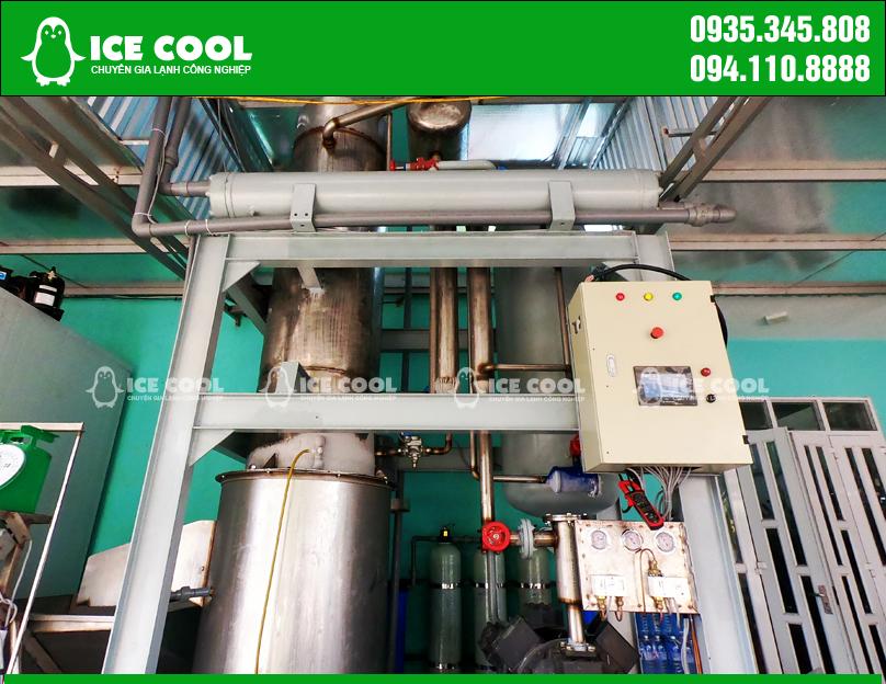 Một dãy các máy làm đá viên công nghiệp với các công suất khác nhau, từ nhỏ đến lớn, đặt trong một nhà máy sản xuất sạch sẽ, thể hiện sự đa dạng về quy mô cho nhu cầu kinh doanh tại Bắc Ninh.