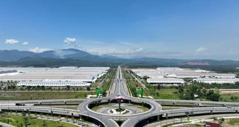 Hai kỹ thuật viên chuyên nghiệp đang lắp đặt máy làm đá viên công nghiệp trong một cơ sở kinh doanh tại Bắc Ninh, với các công cụ và thiết bị được sắp xếp gọn gàng, thể hiện sự chuyên nghiệp và hiệu quả.