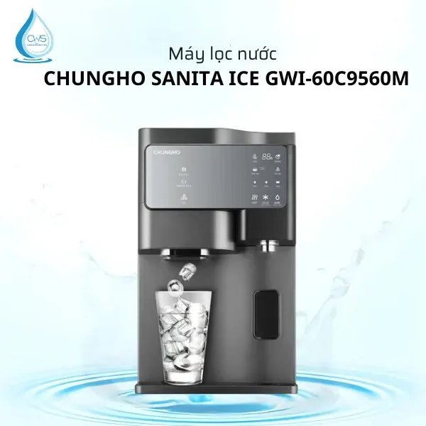 Hệ thống lọc nước tiên tiến của máy làm đá viên công nghiệp với các lõi lọc trong suốt và đường ống sạch sẽ, đặt trong một phòng kỹ thuật gọn gàng, ánh sáng rõ ràng.