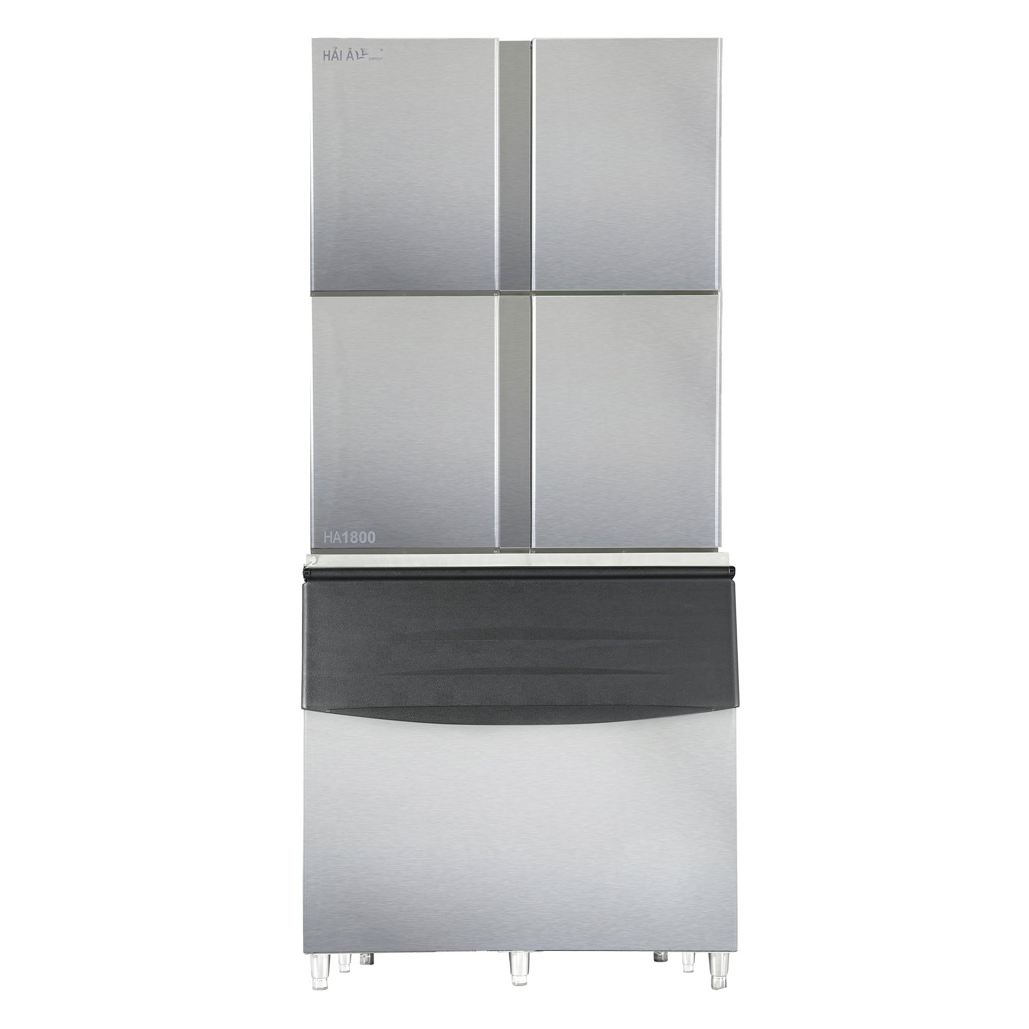 Một kỹ thuật viên đang kiểm tra cẩn thận hệ thống cấp nước và nguồn điện 3 pha chuẩn bị cho việc lắp đặt máy làm đá viên công nghiệp, đảm bảo an toàn.