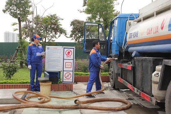 Kỹ thuật viên đang lắp đặt máy làm đá viên công nghiệp trong một cơ sở kinh doanh ở Ninh Bình, kết nối các đường ống nước và điện một cách cẩn thận.