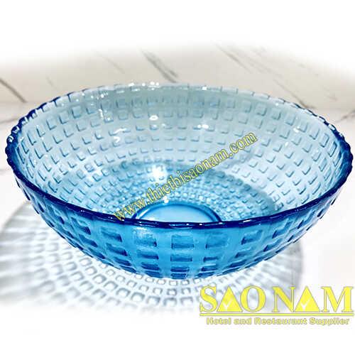 Những viên đá trong suốt, tinh khiết được máy làm đá nhà hàng sản xuất, sẵn sàng cho đồ uống. Bối cảnh là quầy bar sang trọng, ly thủy tinh và đồ uống đẹp mắt