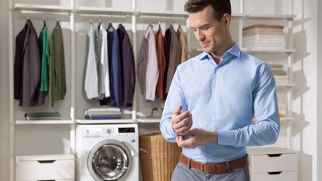 Một hình ảnh minh họa các mẹo tiết kiệm điện cho máy làm đá, bao gồm vị trí đặt máy, bảo trì định kỳ và việc sử dụng thông minh, với các biểu tượng dễ hiểu và sinh động.