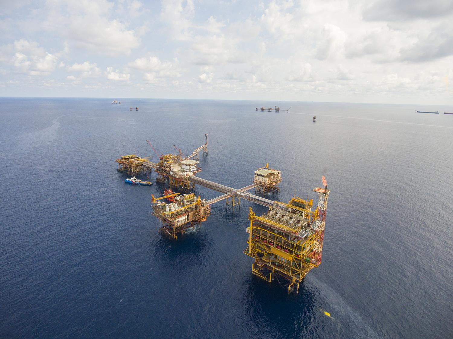 Các kỹ thuật viên chuyên nghiệp đang lắp đặt một máy làm đá công nghiệp lớn trong một nhà máy chế biến thực phẩm ở Thanh Hóa, tập trung vào sự chính xác và an toàn của quy trình.