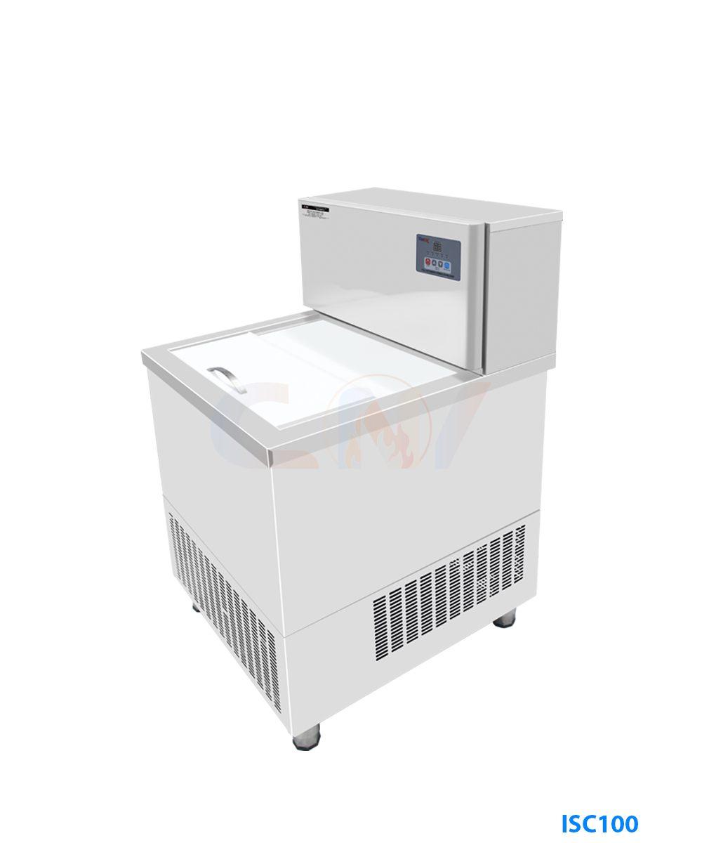 Hình ảnh một chuyên gia bếp công nghiệp đang tư vấn cho khách hàng về các thiết bị nhà bếp, trong đó có thể bao gồm máy làm đá viên 30kg, trong một không gian showroom hiện đại của Thùng Lọc Mỡ.