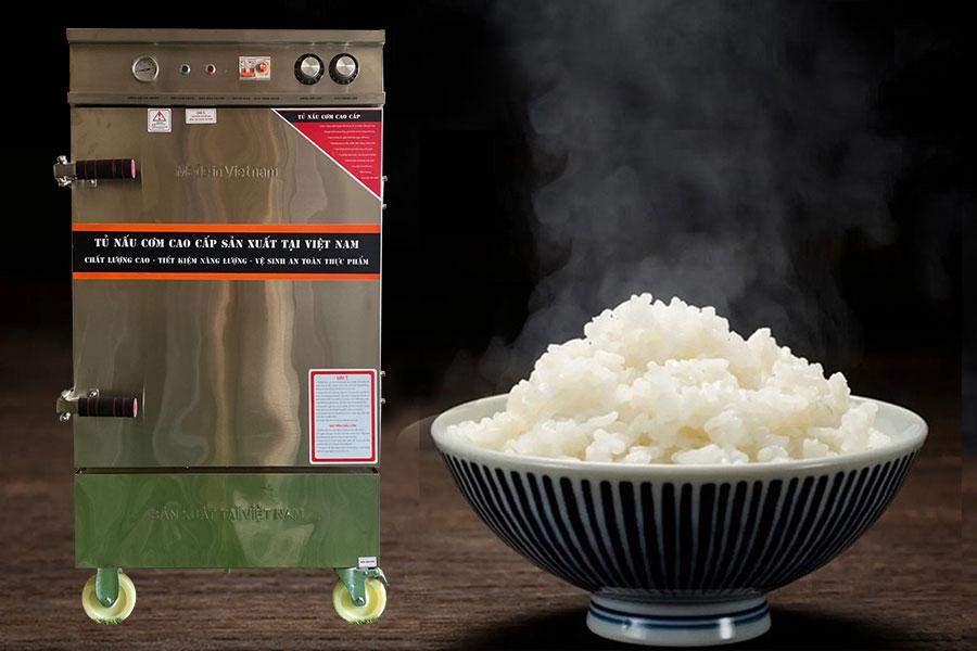 Quy trình vệ sinh máy làm đá công nghiệp, đảm bảo sạch sẽ và an toàn vệ sinh thực phẩm.