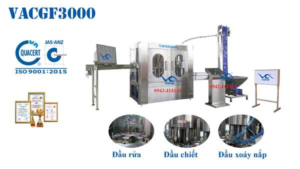 Một người kỹ thuật viên đang tiến hành vệ sinh bên trong máy làm đá viên 200kg, tập trung vào các bộ phận quan trọng như bộ lọc và khuôn làm đá, với dụng cụ vệ sinh chuyên dụng.