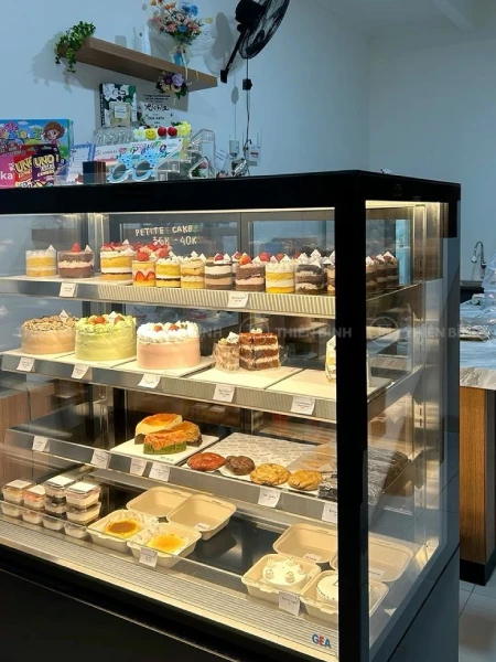 Tủ trưng bày bánh kem 3 tầng, 5 tầng: Chọn dung tích bao nhiêu là đủ? - ảnh 4 Nghe thuat sap xep banh theo tang va luu y thiet lap ha tang