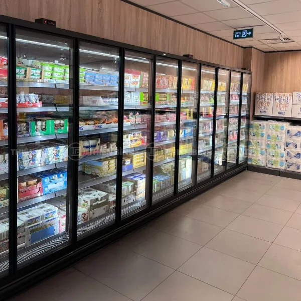 Làm Lạnh Bằng Quạt Gió & Làm Lạnh Trực Tiếp Ở Tủ Mát Trưng Bày: Công Nghệ Nào Bảo Quản Thực Phẩm Tốt Hơn? - ảnh 3 Tu mat trung bay thuc pham o sieu thi
