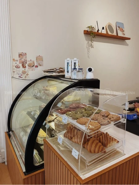Top 3 tủ bánh mini để bàn giá rẻ cho quán Cafe Take-away - ảnh 5 Tu trung bay banh mini duoc dat o quay thu ngan