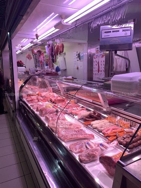 Nên chọn tủ mát trưng bày thịt có kính hay tủ open chiller không kính? - ảnh 2 Tu trung bay thit co kinh